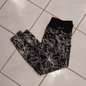 4/$40 Nola Black & White Floral Leggings - Size 1X